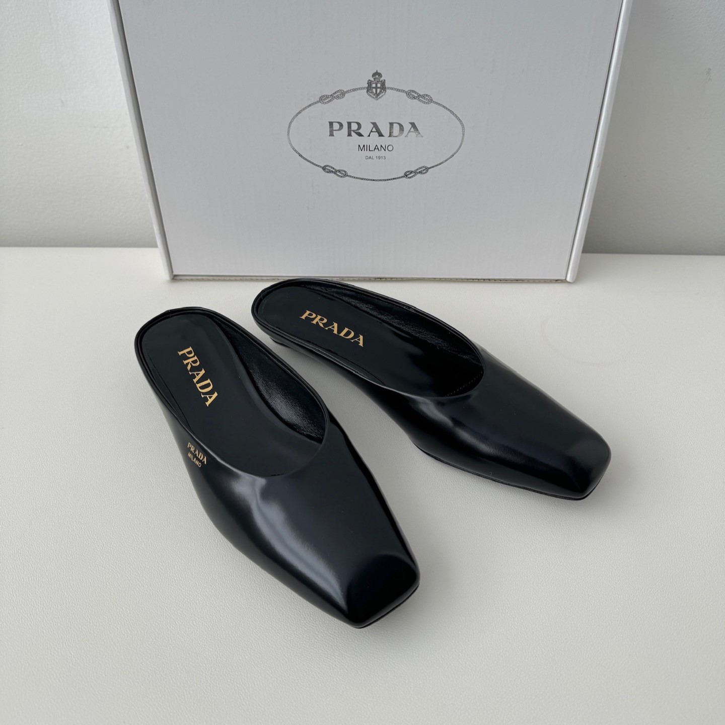 프라다 25ss 로고  블로퍼 슬리퍼 블랙 화이트