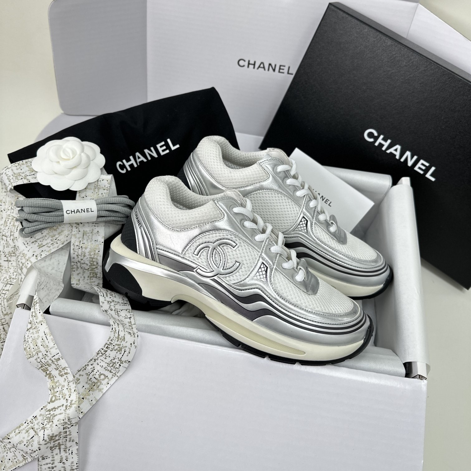 샤넬 25ss 크루즈 CC로고 메탈릭 실버 레이스업 스니커즈